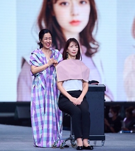 icon with a light bulb inside 